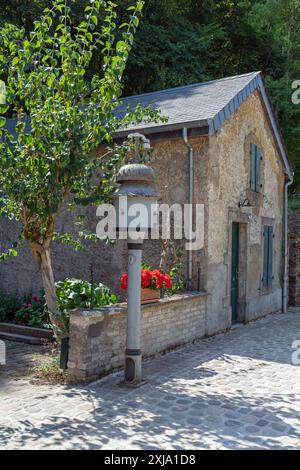 Europa, Lussemburgo, vicino a Differdange, alla stazione di Fond-de-Gras con un tipico edificio ferroviario e un albero elettrico Foto Stock