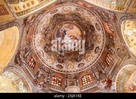 Veduta degli affreschi che decorano il soffitto della cattedrale cattolica di Ravenna Foto Stock