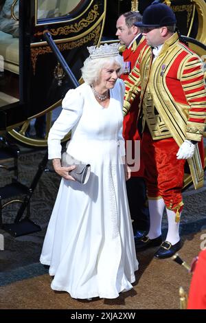 La regina Camilla, indossando il Diadem di Stato di Giorgio IV, arriva per l'apertura di Stato del Parlamento alla camera dei Lord, al Palazzo di Westminster a Londra. Data foto: Mercoledì 17 luglio 2024. Foto Stock