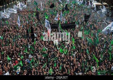 Karbala, Iraq. 17 luglio 2024. I musulmani sciiti iracheni prendono parte a una processione luttuosa al santuario di Imam Husayn, durante le commemorazioni del giorno di Ashura, il decimo giorno del mese di Muharram. Muharram è considerato un mese di lutto e di memoria per i musulmani sciiti di tutto il mondo, in cui commemorano il martirio dell'Imam Hussein, nipote del profeta Maometto dell'Islam, nella battaglia della città irachena di Karbala nel VII secolo. Crediti: Ameer al-Mohammedawi/dpa/Alamy Live News Foto Stock