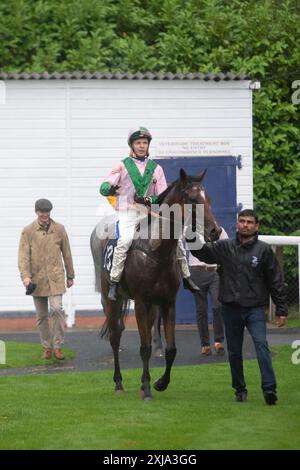 Windsor, Berkshire, Regno Unito. 15 luglio 2024. Horse Great Chieftain guidato dal fantino David Probert vince un posto nella Fegime Day handicap Stakes su Horse Cabinet of Clowns presso l'ippodromo Royal Windsor di Windsor, Berkshire. Crediti: Maureen McLean/Alamy Foto Stock