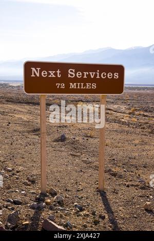 Un cartello stradale a Death Valley, CALIFORNIA, USA. Next Services 72 km circa. Foto Stock