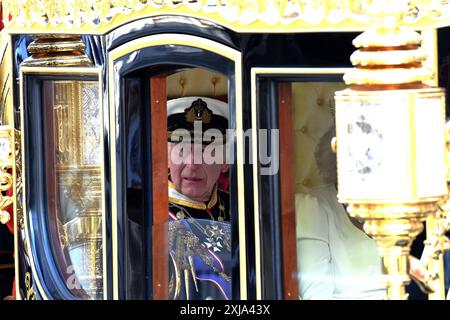 Londra, Regno Unito. 17 luglio 2024. Westminster Londra 17 luglio 2024. Re Charles lll arriva in Parlamento per tenere il suo primo discorso del re sotto il nuovo governo laburista durante l'apertura di Stato del Parlamento accompagnato dalla regina Camilla, regina consorte nel Regno Unito. Crediti: MARTIN DALTON/Alamy Live News Foto Stock