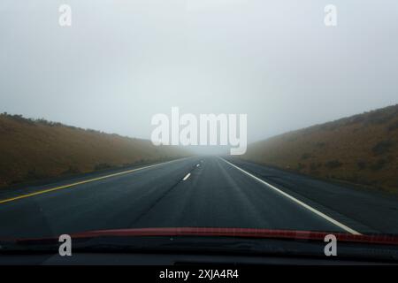 Guida sulla nebbia Interstate 90 nella contea di Lincoln, Washington. Foto Stock