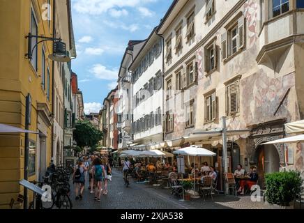 Bolzano, Suedtirol, Italien - Passanten flanieren durch die Gassen der Altstadt. Bolzano Süddtirol Italien *** Bolzano, alto Adige, Italia passanti passeggiando per i vicoli del centro storico di Bolzano alto Adige Italia Foto Stock