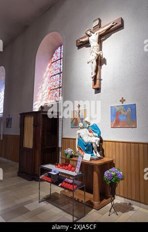 Europa, Lussemburgo, Wiltz, Église Paroissiale Notre-Dame Wiltz (Chiesa cattolica romana), interni che mostrano dettagli dell'altare e del Crocifisso Foto Stock