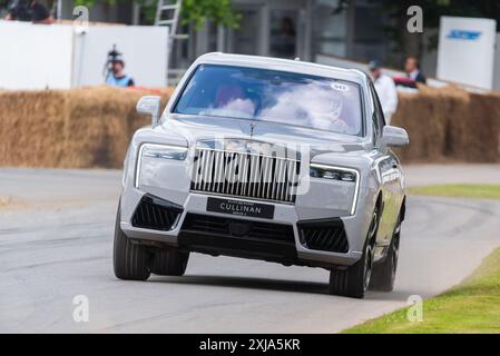2024 Rolls-Royce Black Badge Cullinan Series II salendo la pista di arrampicata in salita all'evento Motorsport Goodwood Festival of Speed 2024, West Sussex Foto Stock
