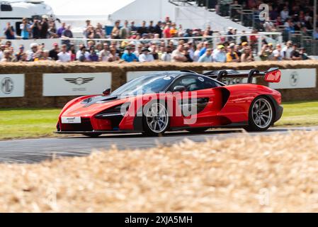 2018 McLaren Senna, auto sportiva che sale sulla pista per arrampicate in collina all'evento Motorsport Goodwood Festival of Speed 2024, West Sussex, Regno Unito Foto Stock