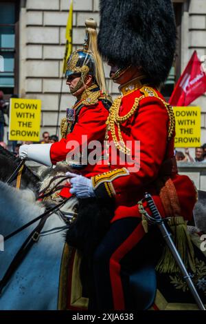 Londra, Regno Unito. 17 luglio 2024. Gli alti ufficiali militari a cavallo passano una protesta non mio re organizzata dalla Repubblica alla fine del parlamento di Whitehall - apertura statale del Parlamento dopo la vittoria delle elezioni generali laburiste. Crediti: Guy Bell/Alamy Live News Foto Stock