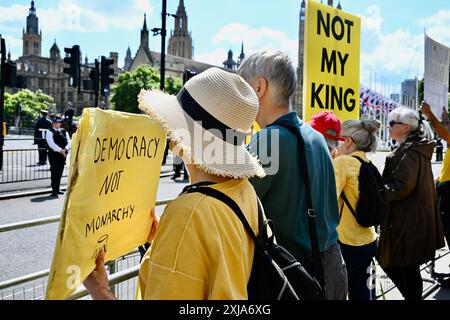 Londra, Regno Unito. 17/07/2024, attivisti del Campaign Group Republic, hanno organizzato una protesta a Whitehall in concomitanza con l'apertura statale del Parlamento 2024 da parte di re Carlo III. Credito: michael melia/Alamy Live News Foto Stock