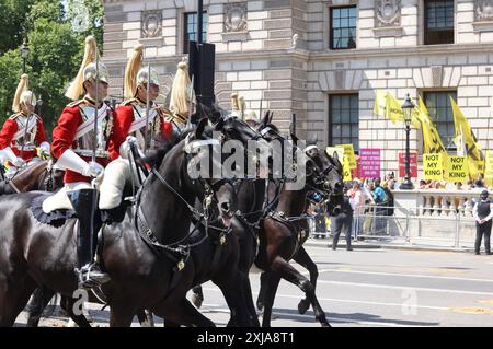 Londra, Regno Unito, 17 luglio 2024. Re Carlo e la regina Camilla viaggiarono da Buckingham Palace giù per Whitehall per l'apertura statale del Parlamento. Turisti, realisti e manifestanti della Repubblica salutarono la processione reale. Credito : Monica Wells/Alamy Live News Foto Stock