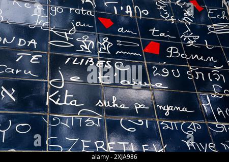 Wall of Love, parete a tema d'amore nella piazza del giardino Jehan Rictus a Montmartre, Parigi, Francia, composta da piastrelle di lava smaltata. Foto Stock
