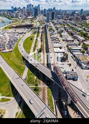 Calgary, Alberta Canada, 20 giugno 2024: Cavalcavia e binari ferroviari vista aerea che si affaccia sul paesaggio urbano del centro. Foto Stock