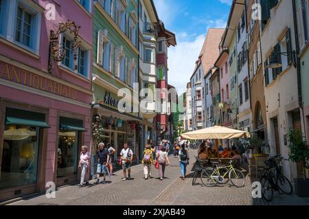 Bolzano, Suedtirol, Italien - Passanten flanieren durch die Gassen der Altstadt. Bolzano Südtirol Italien *** Bolzano, alto Adige, Italia passeggia per i vicoli del centro storico di Bolzano alto Adige Italia Foto Stock