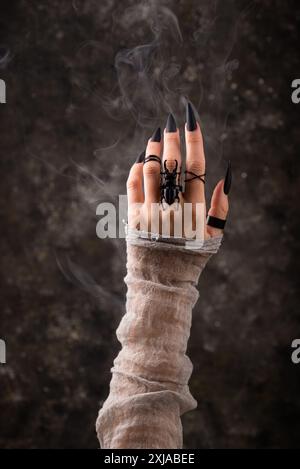 Mano della strega con lunghe unghie nere Foto Stock