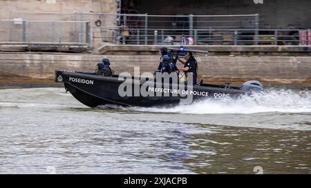Barca veloce della polizia nazionale francese (brigata fluviale della Prefettura di polizia di Parigi) in intervento di emergenza sul fiume Senna, Parigi, Francia Foto Stock