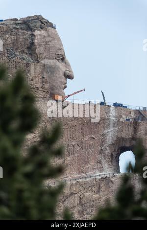 Commissionato nel 1931 i lavori per il Crazy Horse Memorial non iniziarono fino al 1948. Oggi, finanziato interamente da donazioni e tasse del parco, il lavoro continua. Foto Stock