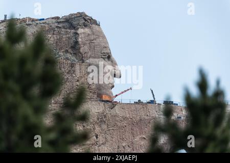 Commissionato nel 1931 i lavori per il Crazy Horse Memorial non iniziarono fino al 1948. Oggi, finanziato interamente da donazioni e tasse del parco, il lavoro continua. Foto Stock