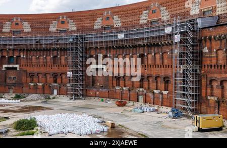 Norimberga, Germania. 17 luglio 2024. Vista del cantiere all'interno della sala congressi, nell'ex area del raduno del Partito nazista. Nell'ultima riunione prima della pausa estiva del 17 luglio 2024, il Consiglio comunale di Norimberga voterà il progetto di una sede alternativa per il Teatro di Stato nella sala dei congressi. Crediti: Daniel Karmann/dpa/Alamy Live News Foto Stock