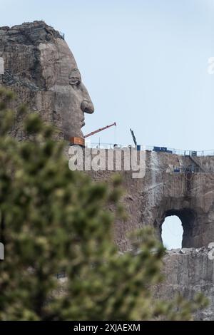 Commissionato nel 1931 i lavori per il Crazy Horse Memorial non iniziarono fino al 1948. Oggi, finanziato interamente da donazioni e tasse del parco, il lavoro continua. Foto Stock