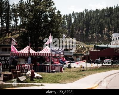 Una tenda temporanea per le vendite su strada con elementi relativi a Donald Trump e alla sua candidatura elettorale del 2024 per essere rieletto presidente. Foto Stock