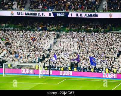 Il muro bianco dei tifosi della Grada nel sud si trova alla partita la Liga Real Madrid contro Almeria 21 gennaio 2024 vinta dal Real Madrid 3-2 Madrid Spagna Foto Stock