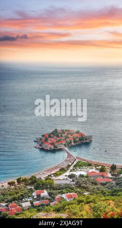 Affascinante vista al tramonto della costa adriatica e dell'isolotto Sveti Stefan dalla chiesa di st. Punto panoramico di Sava vicino a Budwa. Ubicazione: chiesa di S. Sava punto panoramico, Monte Foto Stock