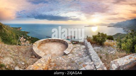 Affascinante vista al tramonto della costa adriatica e dell'isolotto Sveti Stefan dalla chiesa di st. Punto panoramico di Sava vicino a Budwa. Ubicazione: chiesa di S. Sava punto panoramico, Monte Foto Stock