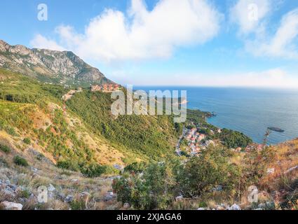 Affascinante vista al tramonto sulla costa adriatica dalla chiesa di st. Punto panoramico di Sava vicino a Budwa. Posizione: Punto panoramico della chiesa di S. Sava, Montenegro, Balcani, Adriati Foto Stock