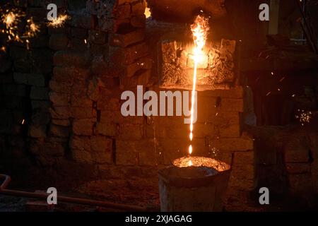 Versamento di ferro fuso liquido caldo da forno industriale Foto Stock