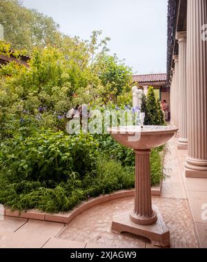 The Freedom from torture Garden un giardino santuario al Chelsea Flower Show 2024 di Londra. Foto Stock