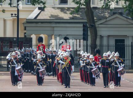 Westminster, Londra, Regno Unito. 17 luglio 2024. Re Carlo III partecipa all'apertura statale del Parlamento e presenta il discorso del re, segnando formalmente la nuova sessione del Parlamento. La cerimonia è circondata da sfarzo, tradizione e colori. La banda dei Royal Marines lascia la caserma di Wellington per la cerimonia. Crediti: Malcolm Park/Alamy Live News Foto Stock