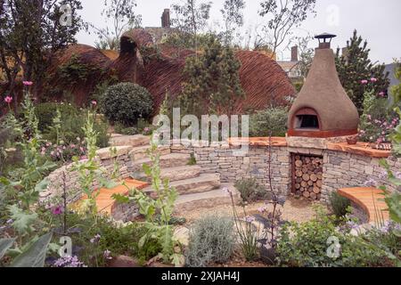 The Freedom from torture Garden un giardino santuario al Chelsea Flower Show 2024 di Londra. Foto Stock