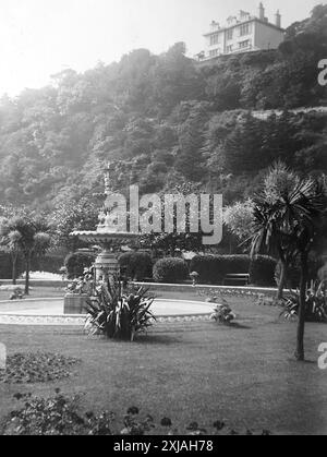 La fontana e le palme nei Giardini Princess, Torquay, Devon. Questa fotografia proviene da un originale edoardiano, intorno al 1910. L'originale faceva parte di un album di 150 fotografie di albume, di qualità variabile, molte delle quali ho fotografato. La collezione includeva immagini provenienti in particolare dall'Isola di Man e dalla contea inglese, Devonshire. Le annotazioni sono state incluse nell'album ma, sfortunatamente, non c'erano date specifiche. Le foto originali erano in media 6 x 4 ½ pollici. Foto Stock