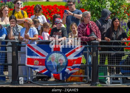 Westminster, Londra, Regno Unito. 17 luglio 2024. Re Carlo III partecipa all'apertura statale del Parlamento e presenta il discorso del re, segnando formalmente la nuova sessione del Parlamento. La cerimonia è circondata da sfarzo, tradizione e colori. I sostenitori reali tracciano la strada fuori Buckingham Palace. Crediti: Malcolm Park/Alamy Live News Foto Stock