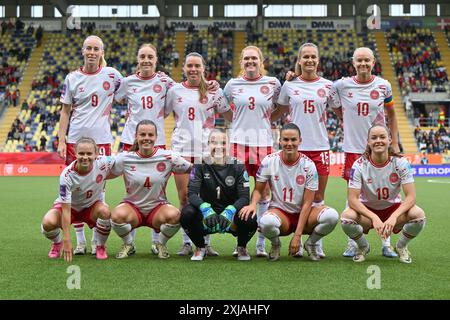 Daio Wasabi Stayen Stadium Players of Denmark con Amalie Vangsgaard (9) di Danimarca, Sara Holmgaard (18) di Danimarca, Emma Snerle (8) di Danimarca, Stine Ballisager (3) di Danimarca, Frederikke Thogersen (15) di Danimarca, Pernille Harder (10) di Danimarca, Josefine Hasbo (6) di Danimarca, Emma Faerge (4) di Danimarca, il portiere Maja Bay Ostergaard (1) della Danimarca, Katrine Veje (11) della Danimarca e Janni Thomsen (19) della Danimarca hanno posato per una foto della squadra durante una partita di calcio tra le nazionali femminili del Belgio, chiamati Red Flames e Danimarca al quinto giorno della partita nel girone A2 nella fase di campionato della Foto Stock