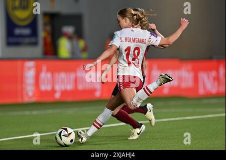 Sint Truiden, Belgio. 12 luglio 2024. Daio Wasabi Stayen Stadium Sara Holmgaard(18) di Danimarca segna il gol 0-3 durante una partita di calcio tra le nazionali femminili del Belgio, chiamate Red Flames e Danimarca, il quinto giorno della partita del girone A2 nella fase di campionato della competizione UEFA femminile di qualificazione europea 2023-24, venerdì 12 luglio 2024 a Sint-Truiden, Belgio. Foto SPP | David Catry (David Catry/SPP) credito: SPP Sport Press Photo. /Alamy Live News Foto Stock