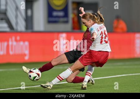 Sint Truiden, Belgio. 12 luglio 2024. Daio Wasabi Stayen Stadium Sara Holmgaard(18) di Danimarca segna il gol 0-3 durante una partita di calcio tra le nazionali femminili del Belgio, chiamate Red Flames e Danimarca, il quinto giorno della partita del girone A2 nella fase di campionato della competizione UEFA femminile di qualificazione europea 2023-24, venerdì 12 luglio 2024 a Sint-Truiden, Belgio. Foto SPP | David Catry (David Catry/SPP) credito: SPP Sport Press Photo. /Alamy Live News Foto Stock