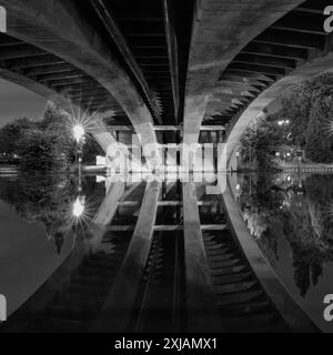 Ponte sul fiume di notte, Tamigi, Reading Foto Stock