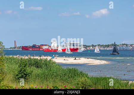 Nave container, nave da regata Aquanaut, barche a vela, People, Kiel Week, Navy Memorial, Laboe, Falckenstein Beach, Kiel Fjord, Kiel, Germania Foto Stock