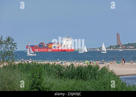 Nave portacontainer, barche a vela, People, Kiel Week, Navy Memorial, Laboe, Falckenstein Beach, Kiel Fjord, Kiel, Schleswig-Holstein, Germania Foto Stock