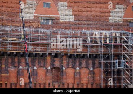 Norimberga, Germania. 17 luglio 2024. Vista del cantiere all'interno della sala congressi, nell'ex area del raduno del Partito nazista. Nell'ultima riunione prima della pausa estiva del 17 luglio 2024, il Consiglio comunale di Norimberga voterà il progetto di una sede alternativa per il Teatro di Stato nella sala dei congressi. Crediti: Daniel Karmann/dpa/Alamy Live News Foto Stock