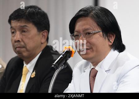 Kornkiat Vongpaisarnsin (R), capo del dipartimento di medicina forense presso la scuola di medicina dell'Università di Chulalongkorn, parla ai media durante una conferenza stampa sulle indagini dopo che sei persone sono state trovate morte all'hotel Hyatt Erawan di Bangkok. Sei(6) vietnamiti (2 dei quali avevano la cittadinanza americana e 4 vietnamiti) sono stati trovati morti in una camera d'albergo dell'hotel Grand Hyatt Erawan nel centro di Bangkok. Nella tarda serata del 16 luglio 2024 e il 17 luglio 2024, i risultati iniziali dell'autopsia mostrarono tracce di cianuro e trovarono cianuro nel sangue di tutti e 6 i corpi Foto Stock