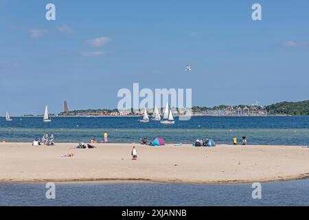 Barche a vela, People, Falckenstein Beach, Kiel Week, Navy Memorial, Laboe, Falckenstein Beach, Kiel Fjord, Kiel, Schleswig-Holstein, Germania Foto Stock