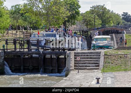 Chiatta "Cap de Miol". Navigazione sul Canal du Midi. Passaggio delle 9 chiuse Fonseranes. Beziers, Occitanie, Francia Foto Stock