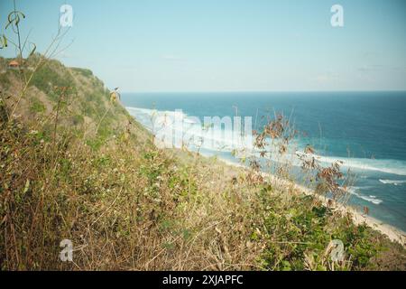 pecatu , Bali, Indonesia - 15 luglio 2024: Vista dell'oceano tropicale e delle onde dal bordo della collina Foto Stock