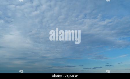 Temporizzazione. Soffici strati di nuvole che creano un'atmosfera da cielo. Morbide nuvole bianche. Cielo nuvola di formazione. Foto Stock