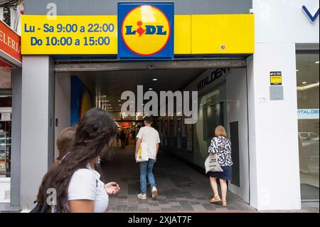 Madrid, Spagna. 18 giugno 2024. I clienti vengono visti al supermercato tedesco della catena internazionale di sconti Lidl, in Spagna. (Immagine di credito: © Xavi Lopez/SOPA Images via ZUMA Press Wire) SOLO PER USO EDITORIALE! Non per USO commerciale! Foto Stock