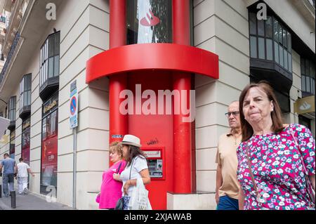 Madrid, Spagna. 17 luglio 2024. I pedoni passano davanti alla banca commerciale multinazionale spagnola e ai servizi finanziari, Santander Bank, in Spagna. (Foto di Xavi Lopez/SOPA Images/Sipa USA) credito: SIPA USA/Alamy Live News Foto Stock