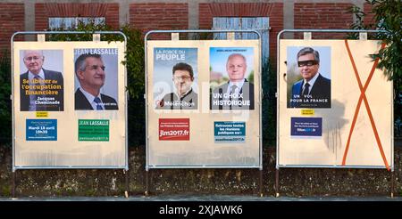 Manifesti per le elezioni presidenziali francesi del 2017, Av. Charles de Gaulle Gaillac. Occitane Francia. Foto Stock